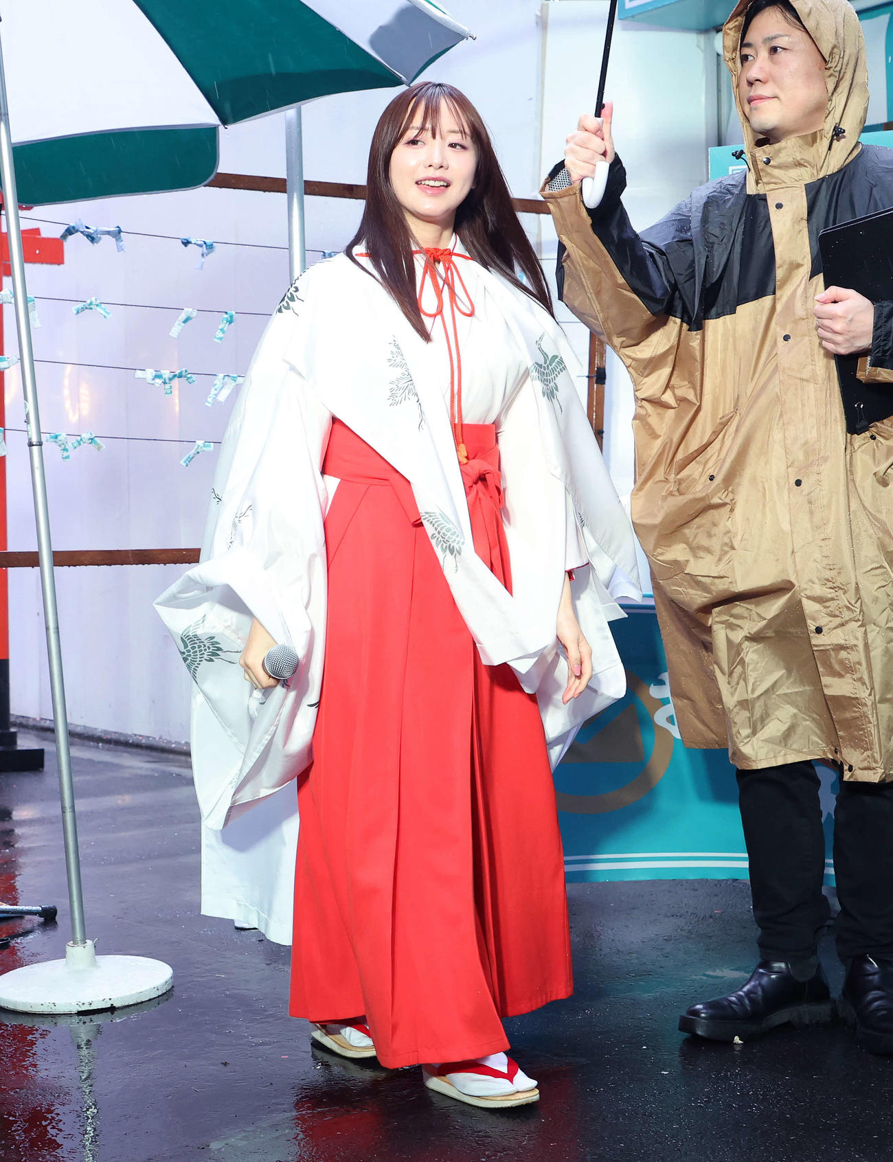 会場を引き揚げる森香澄（撮影・鈴木正人）