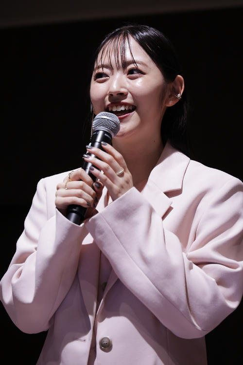 鈴木愛理、美デコルテ全開の白ベアトップ衣装のオフショ披露「まじで女神」フォロワー歓喜