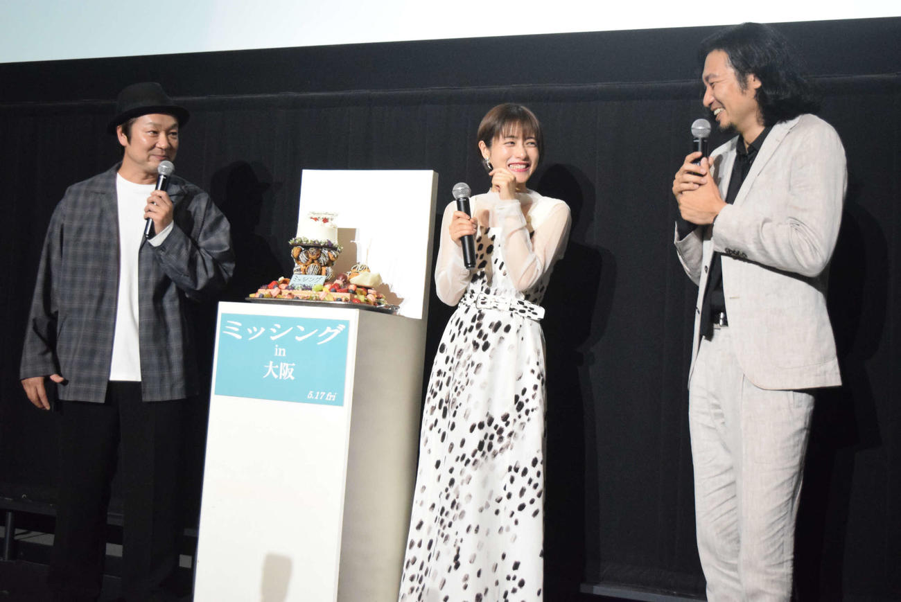 吉田恵輔監督（左から1人目）にケーキをプレゼントした石原さとみ（同2人目）と青木崇高（撮影・阪口孝志）