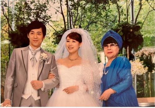 安めぐみ披露宴の写真で桂由美さん追悼「たくさんの愛と優しいあたたかい笑顔が忘れられません」