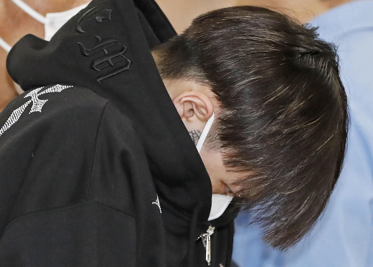 警視庁大崎署を出る若山耀人容疑者（共同）