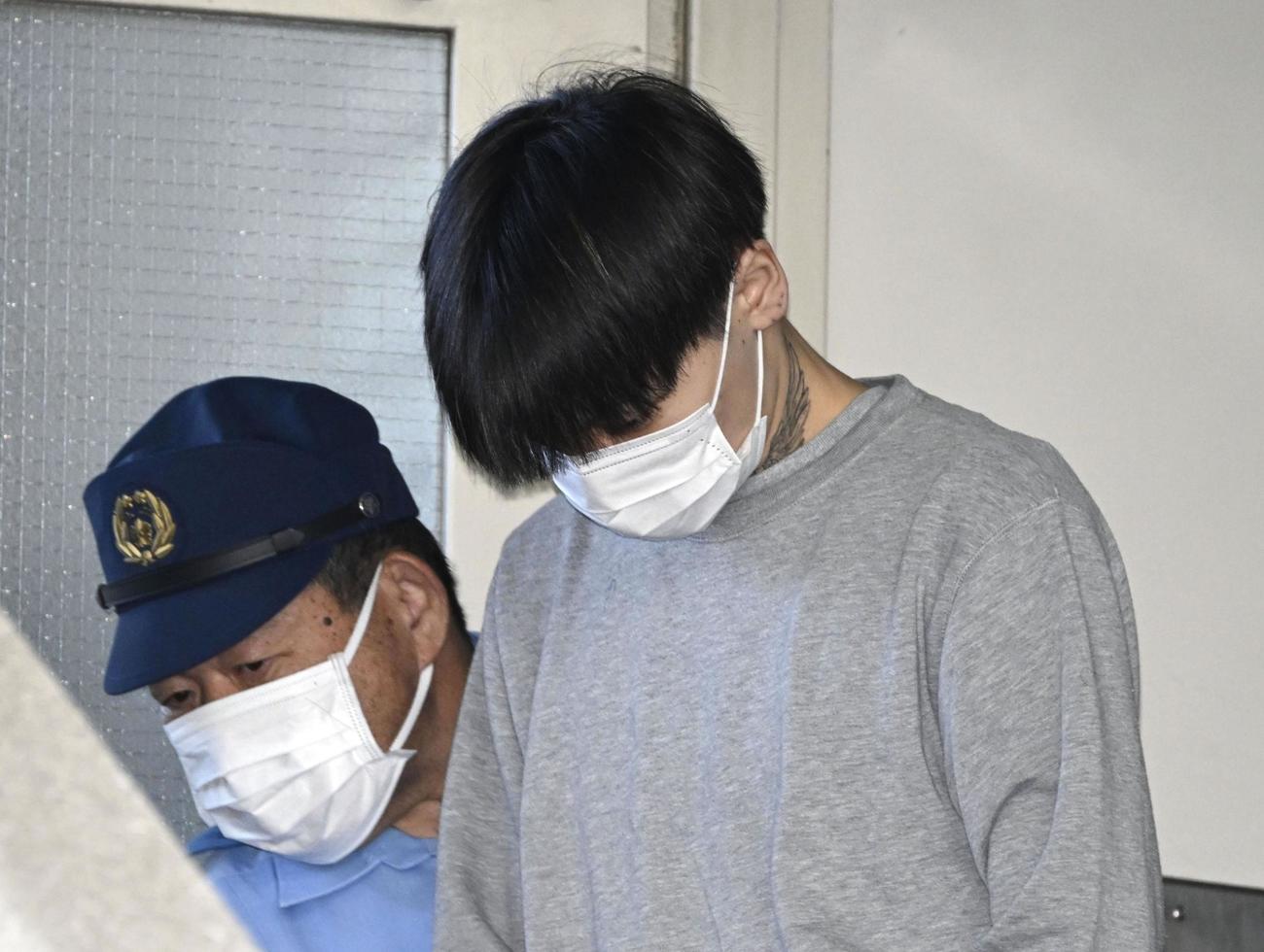 送検のため、警視庁田園調布署を出る若山耀人容疑者（共同）