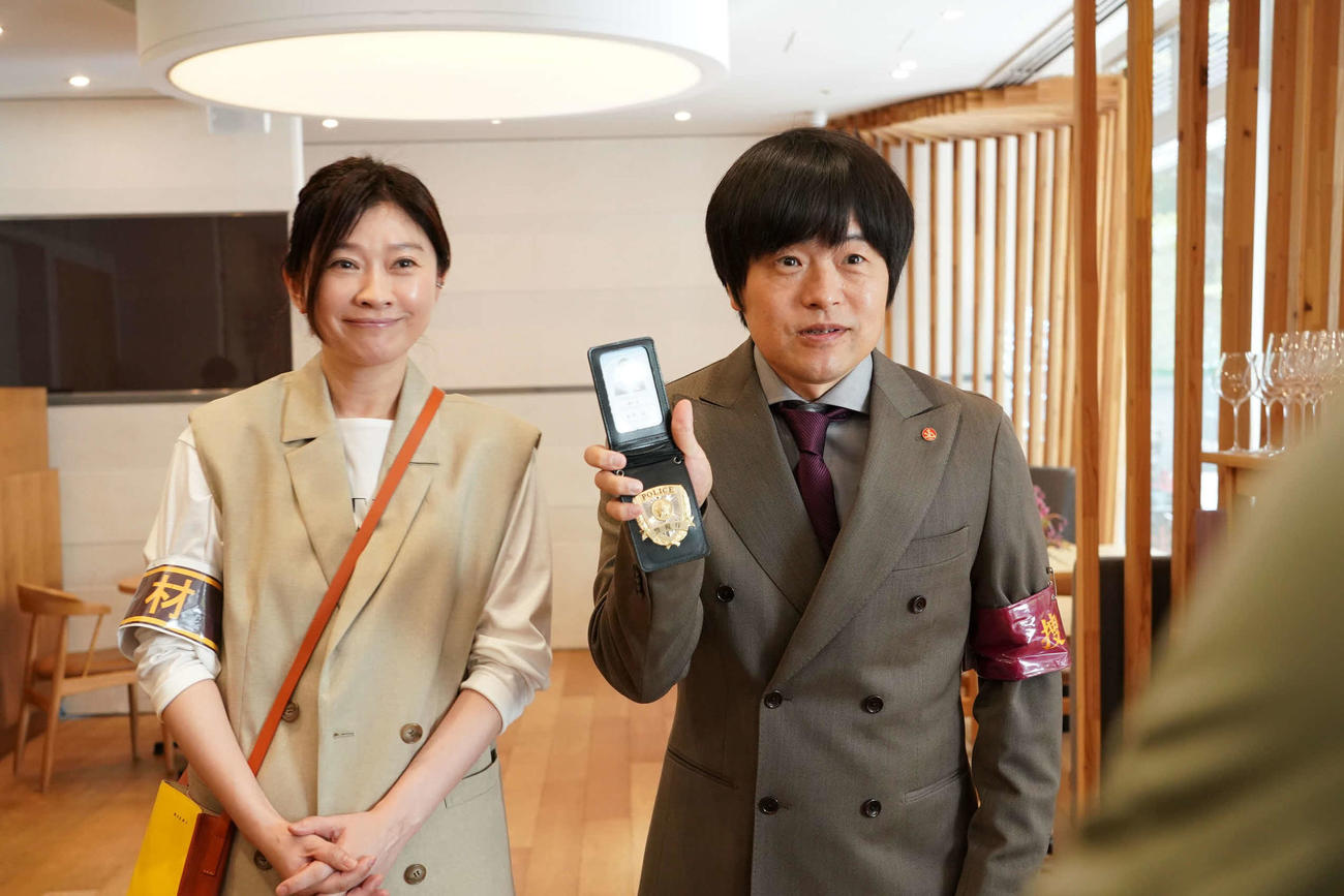 フジテレビ系「イップス」に出演する篠原涼子、バカリズム（C）フジテレビ