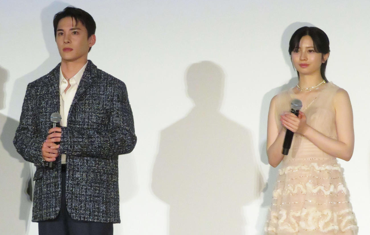 映画「バジーノイズ」特別前夜祭に登壇したJO1川西拓実（左）と桜田ひより（撮影・村上幸将）