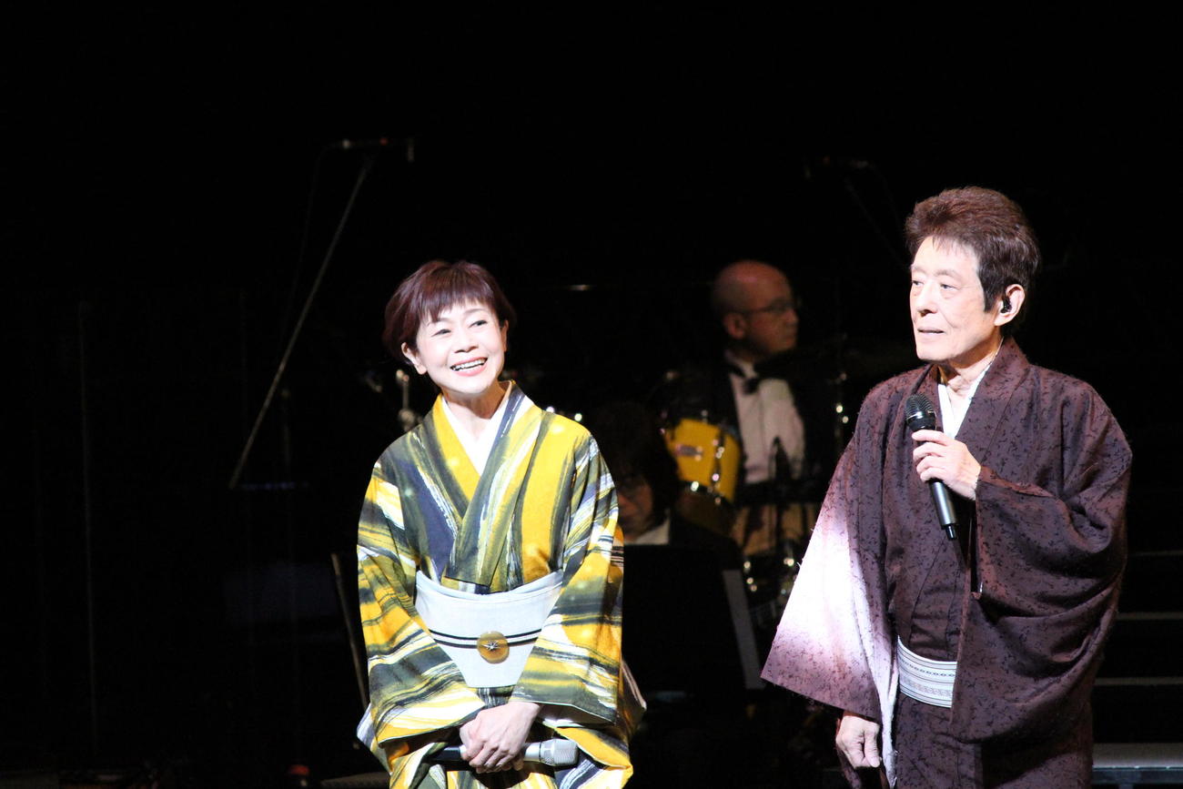 再婚発表後、地元大阪でコンサートを行った神野美伽。右は舟木一夫