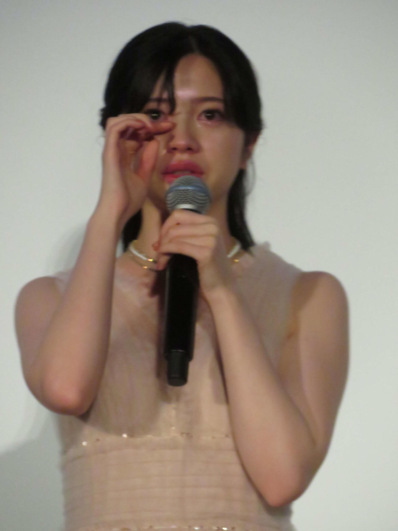 映画「バジーノイズ」特別前夜祭で涙する桜田ひより（撮影・村上幸将）
