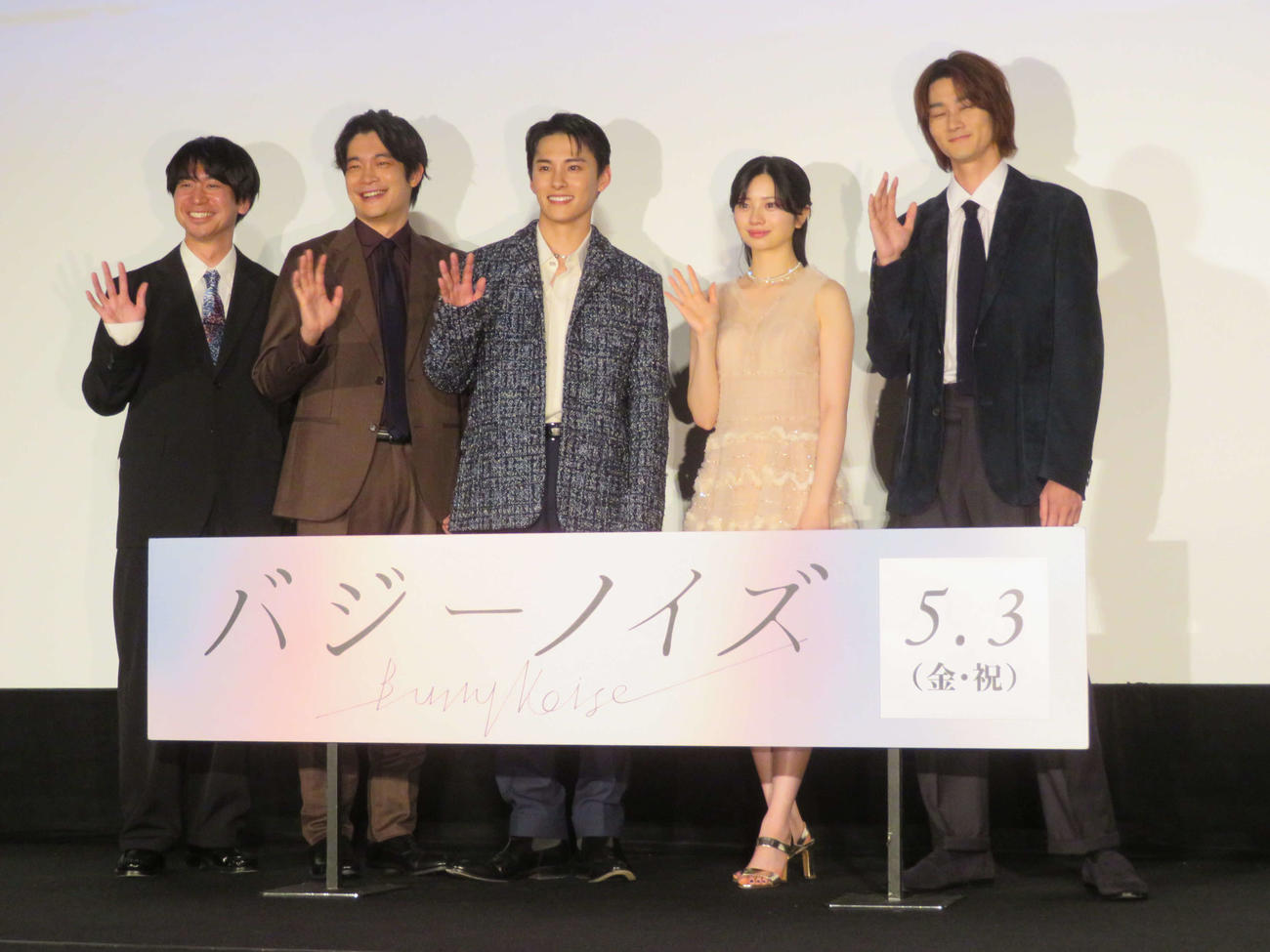 映画「バジーノイズ」特別前夜祭に登壇した、左から風間太樹監督、井之脇海、JO1川西拓実、桜田ひより、柳俊太郎（撮影・村上幸将）
