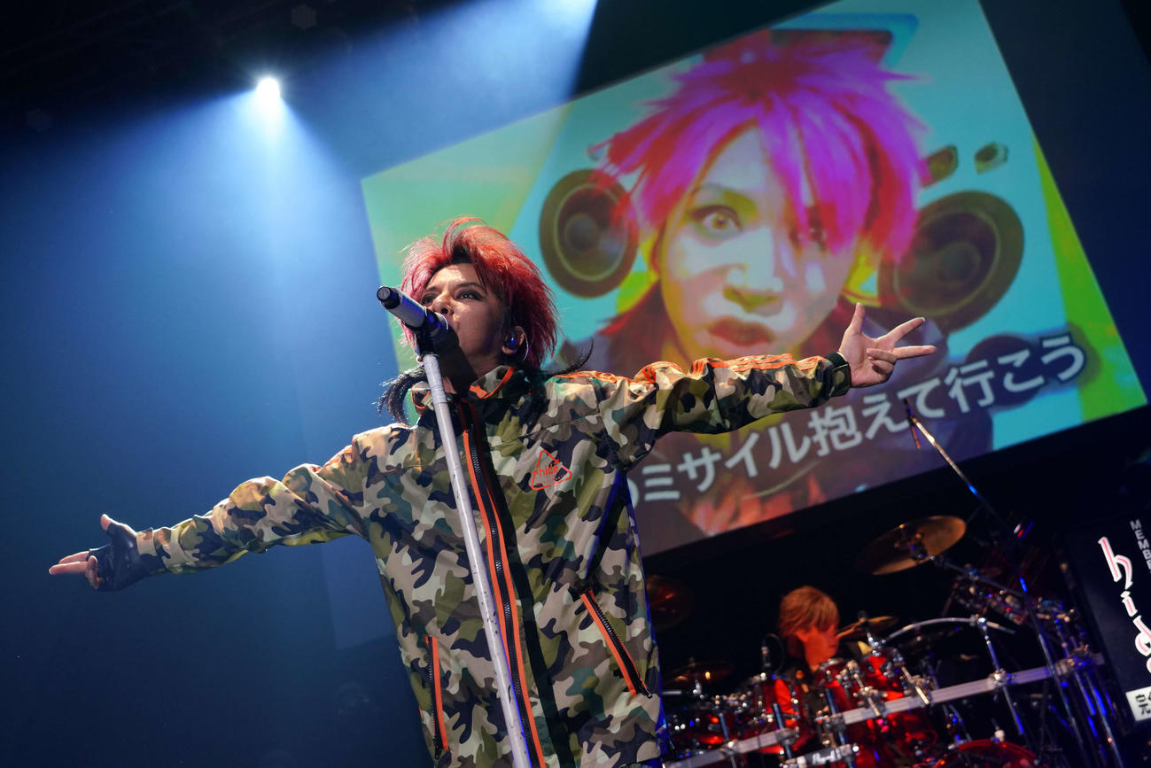 hideさんの追悼ライブで熱唱するSOPHIA松岡充