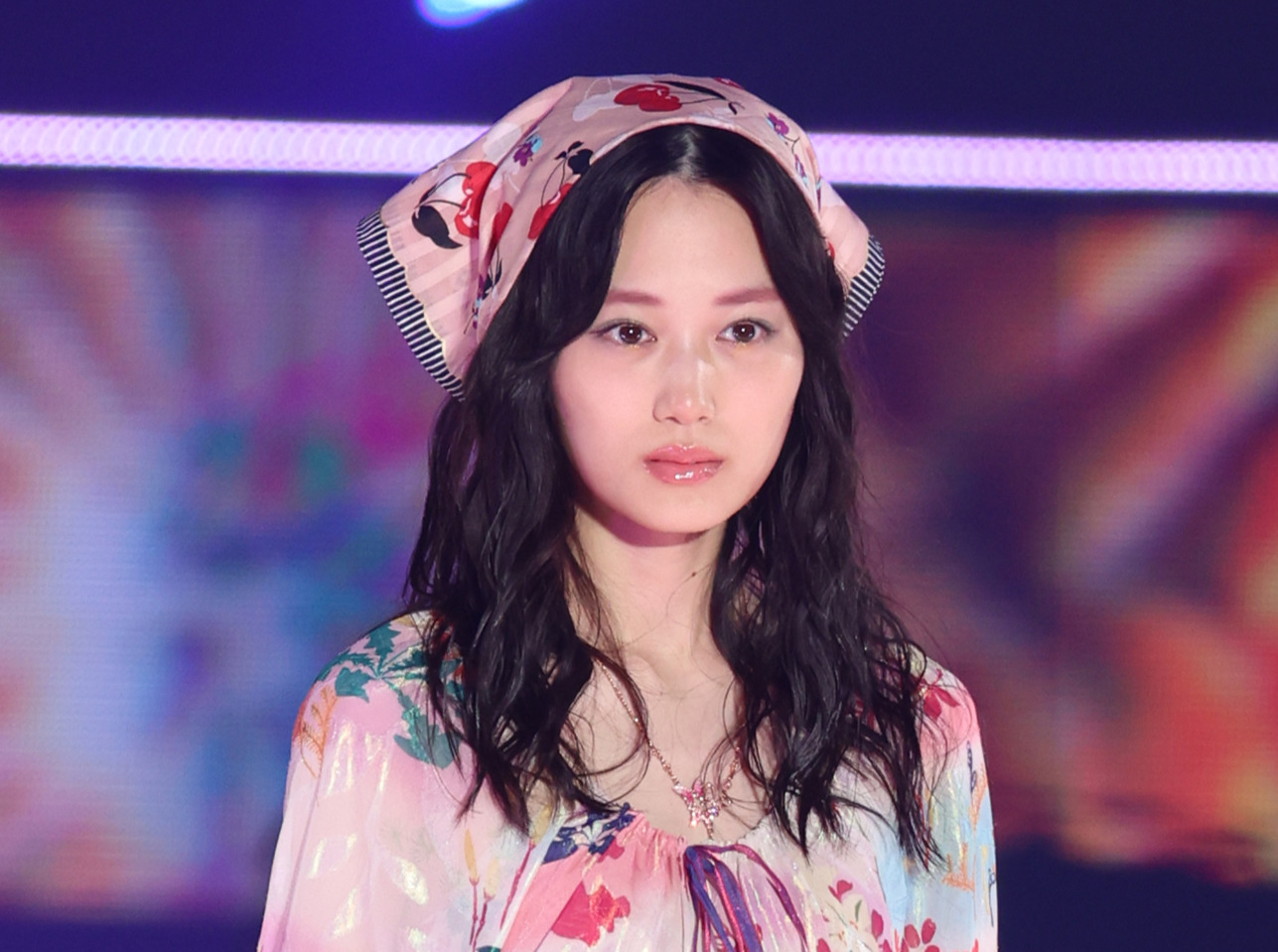 ランウエーを歩く山下美月（撮影・中島郁夫）