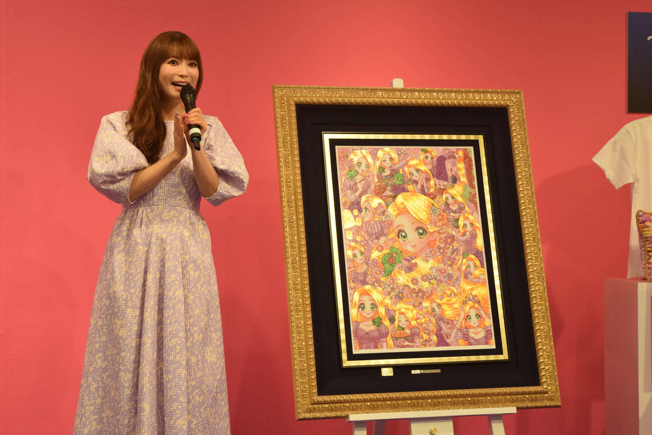 スペシャルファインアートの価格にビックリする中川翔子（撮影・阪口孝志）