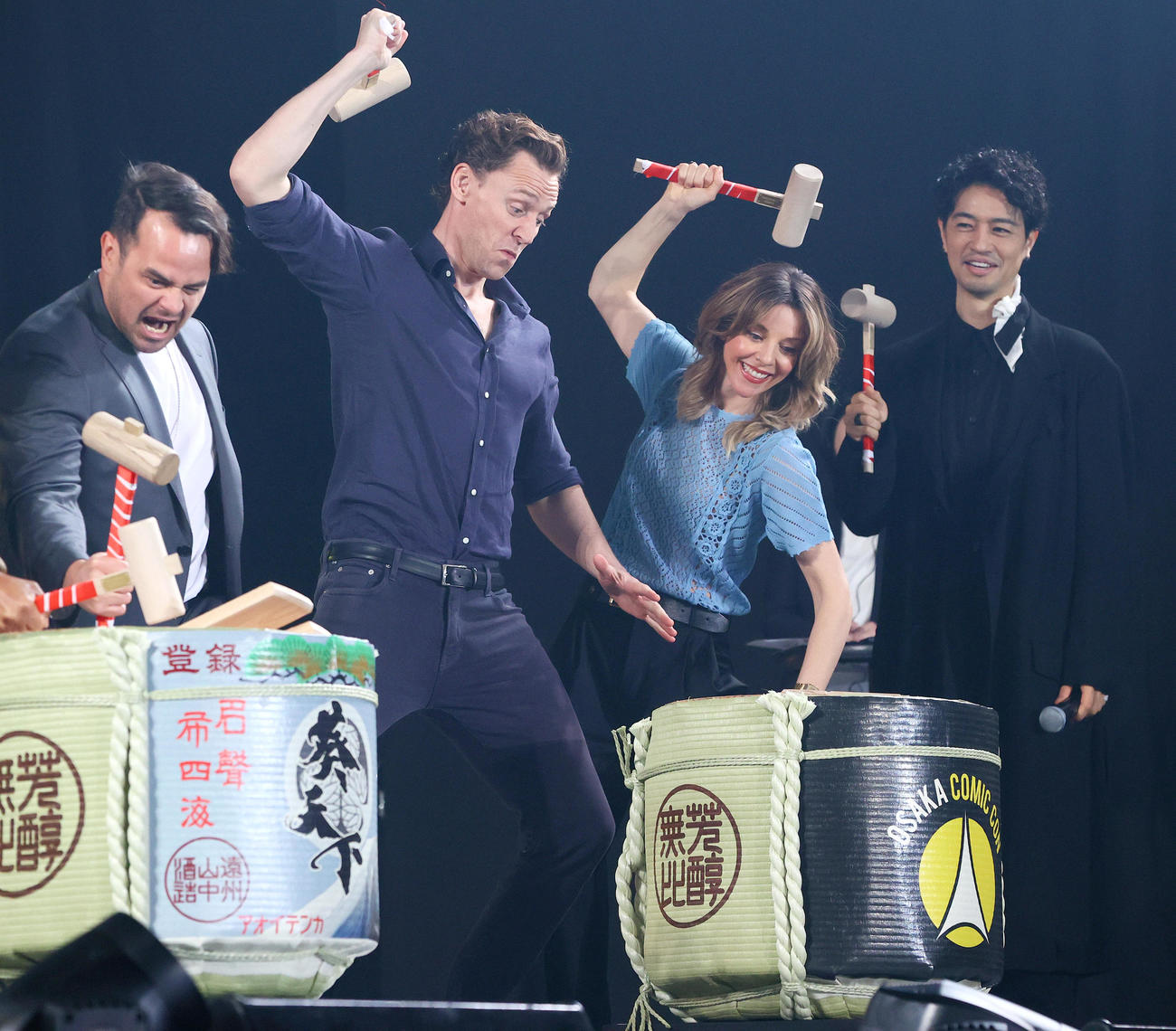 大阪コミコン2024で鏡開きする、左からダニエル・ローガン、トム・ヒドルストン、ソフィア・ディ・マルティーノ、アンバサダーの斎藤工（撮影・上山淳一）