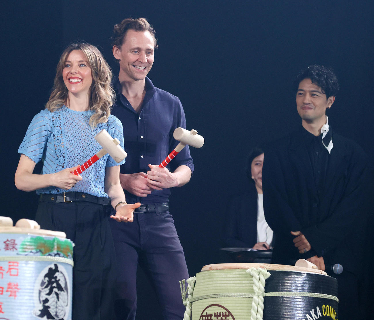 大阪コミコン2024で鏡開きをする、左からソフィア・ディ・マルティーノ、トム・ヒドルストン、アンバサダーの斎藤工（撮影・上山淳一）