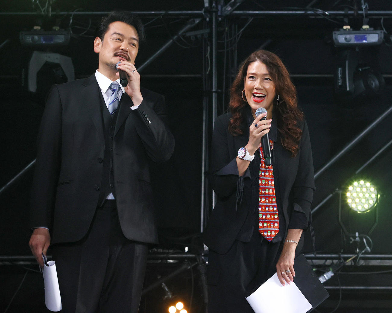 大阪コミコン2024を盛り上げるメインMCの小田井涼平（左）とLiLiCo（撮影・上山淳一）