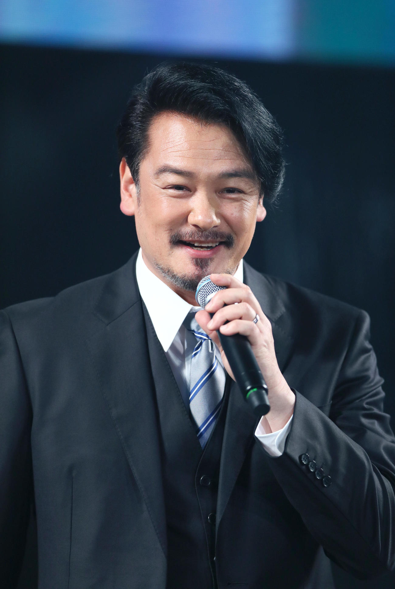 大阪コミコン2024を盛り上げるメインMCの小田井涼平（撮影・上山淳一）