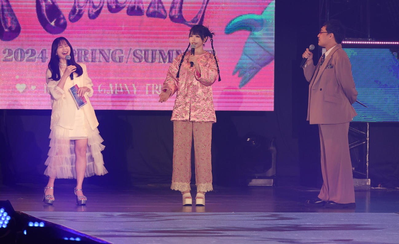 MCの左から森香澄、あの、山里亮太（撮影・中島郁夫）