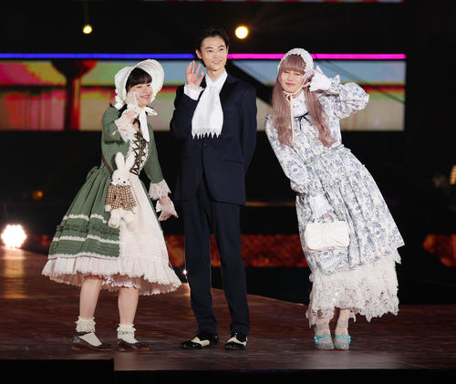 ランウエーを歩く左から蒔田彩珠、窪塚愛流、橋本愛(撮影・中島郁夫)