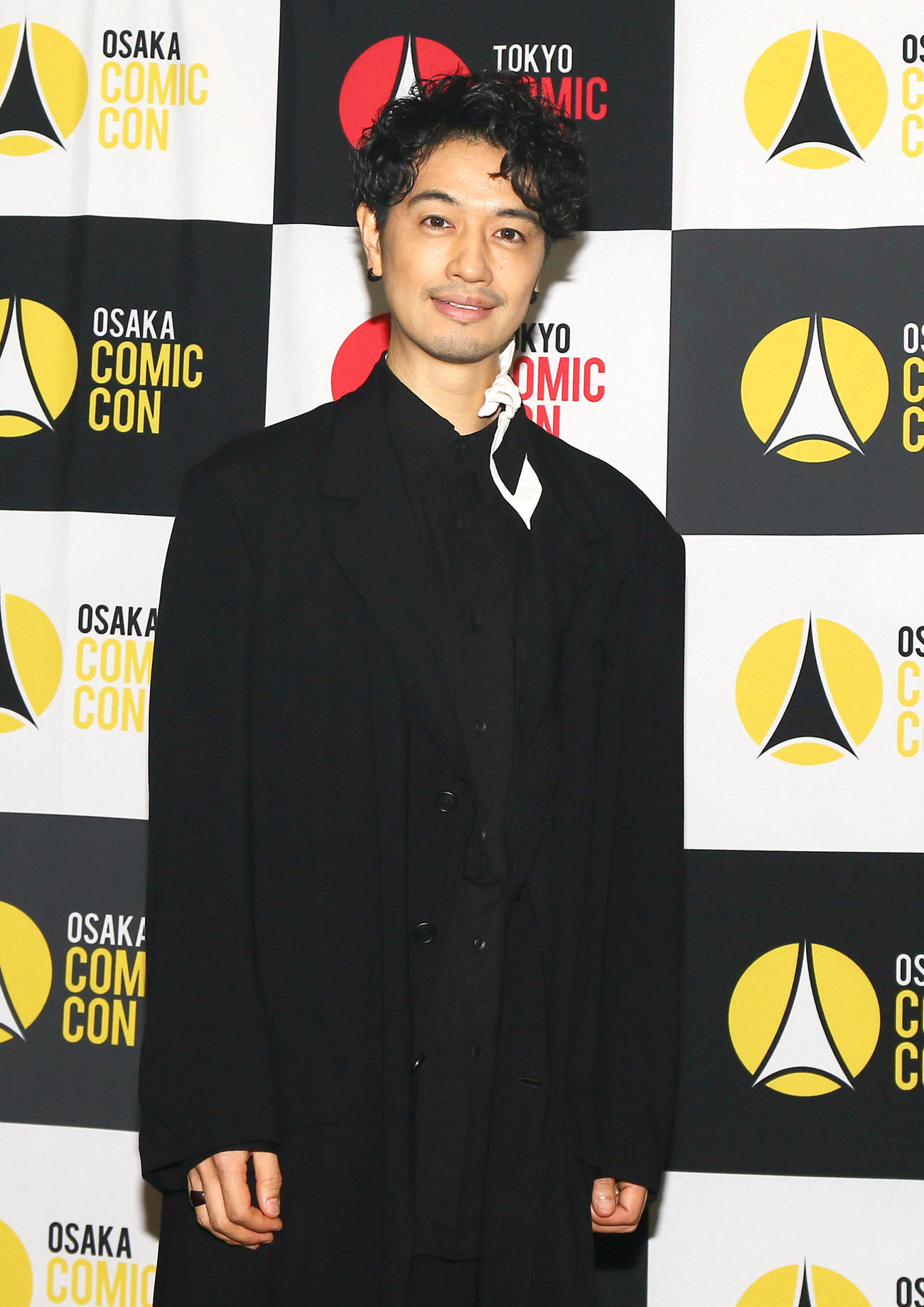 大阪コミコン2024でフォトセッションするアンバサダーの斎藤工（撮影・上山淳一）