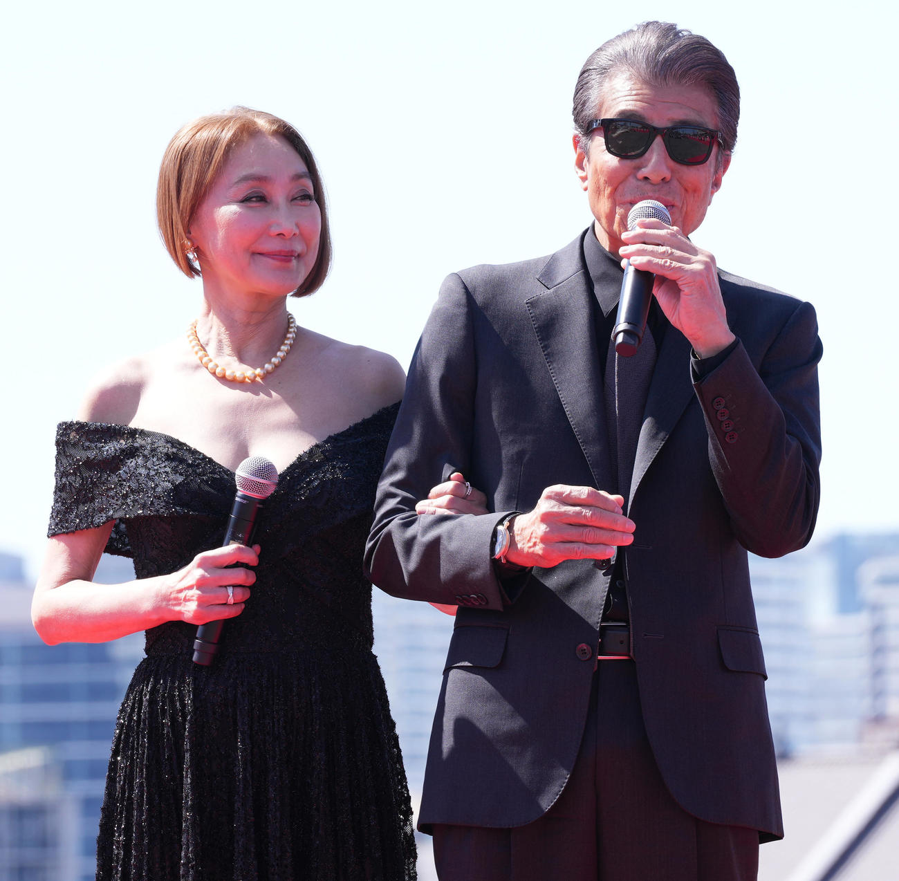 「帰ってきた　あぶない刑事」レッドカーペットイベントで笑顔の舘ひろし（右）と浅野温子（撮影・鈴木みどり）