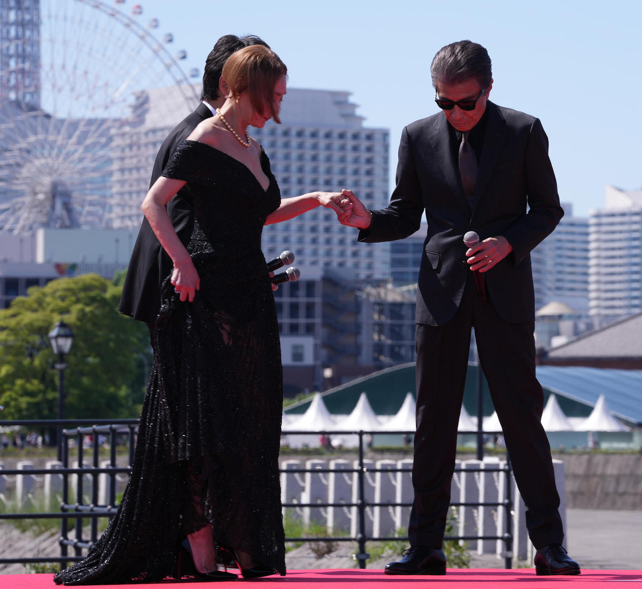 「帰ってきた　あぶない刑事」レッドカーペットイベントで浅野温子（左手前）をエスコートする舘ひろし（右）と仲村トオル（撮影・鈴木みどり）