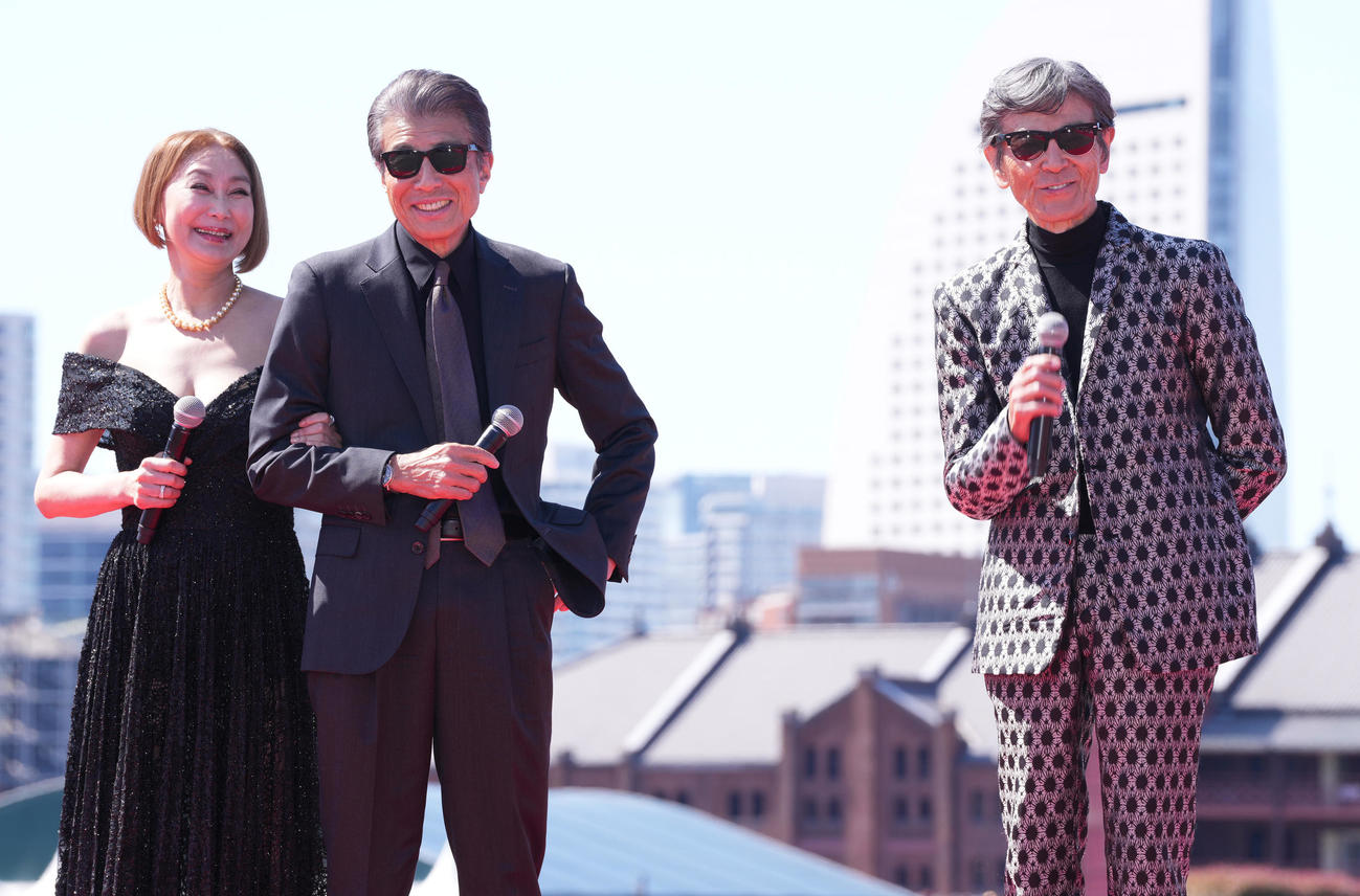 「帰ってきた　あぶない刑事」レッドカーペットイベントで笑顔の、左から浅野温子、舘ひろし、柴田恭兵（撮影・鈴木みどり）