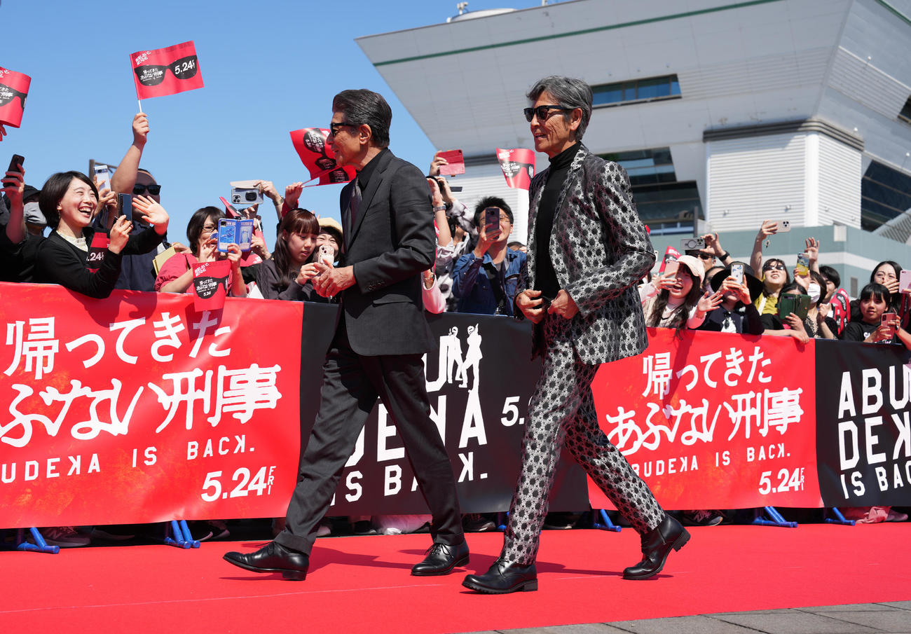 「帰ってきた　あぶない刑事」レッドカーペットイベントでファンの前を歩く柴田恭兵（右）と舘ひろし（撮影・鈴木みどり）