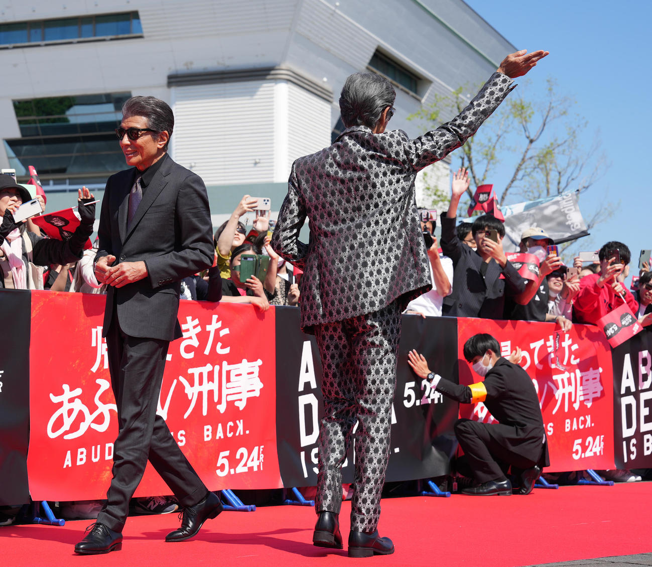 「帰ってきた　あぶない刑事」レッドカーペットイベントでファンの前を歩く柴田恭兵（右）と舘ひろし（撮影・鈴木みどり）