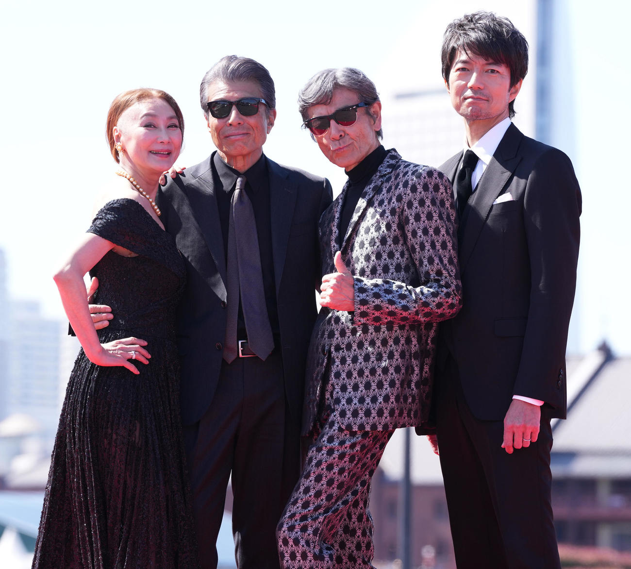 「帰ってきた　あぶない刑事」レッドカーペットイベントでフォトセッションに納まる、左から浅野温子、舘ひろし、柴田恭兵、仲村トオル（撮影・鈴木みどり）