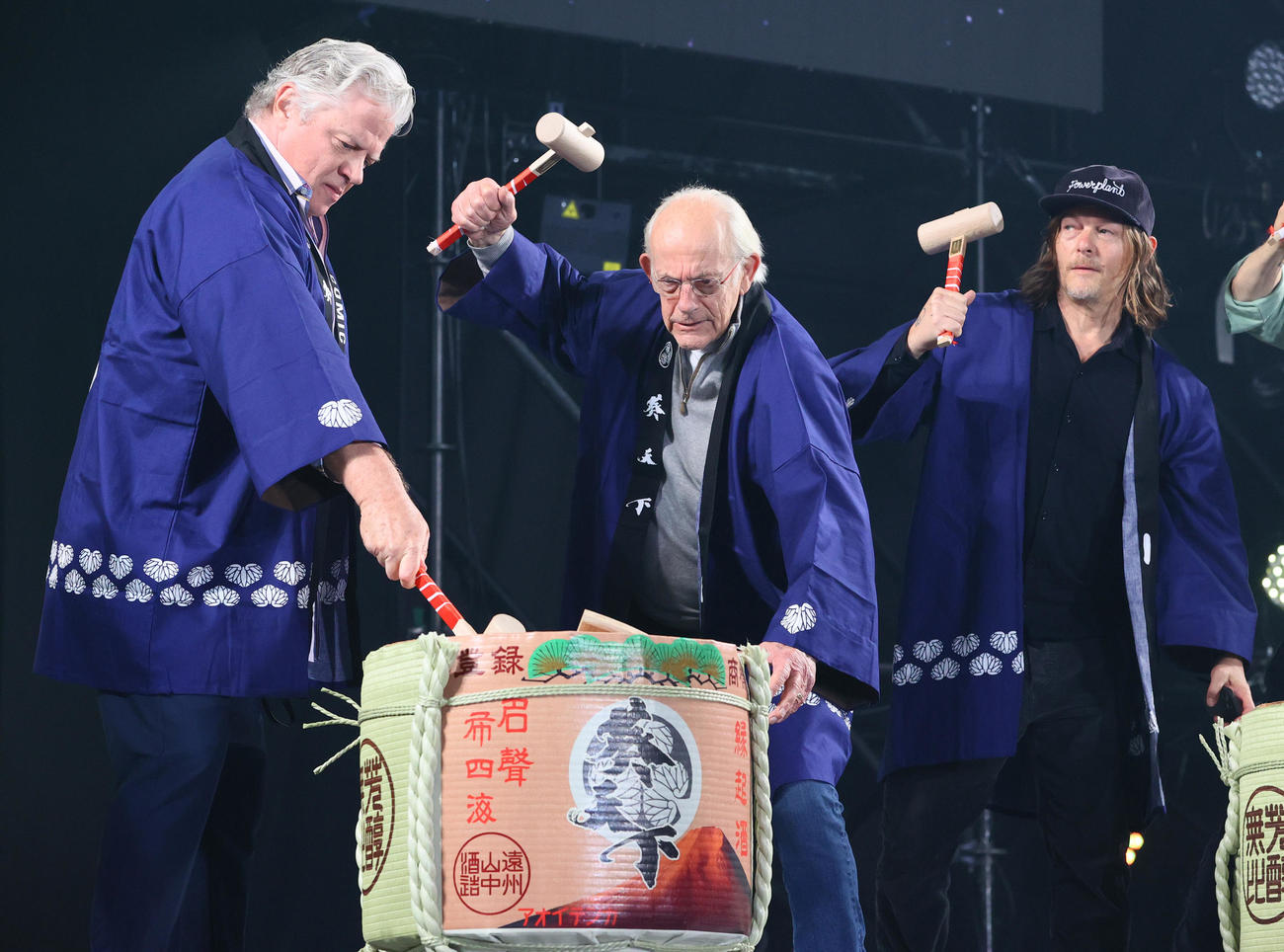 大阪コミコン2024で鏡開きをする、左からトーマス・F・ウィルソン、クリストファー・ロイド、ノーマン・リーダス（撮影・上山淳一）