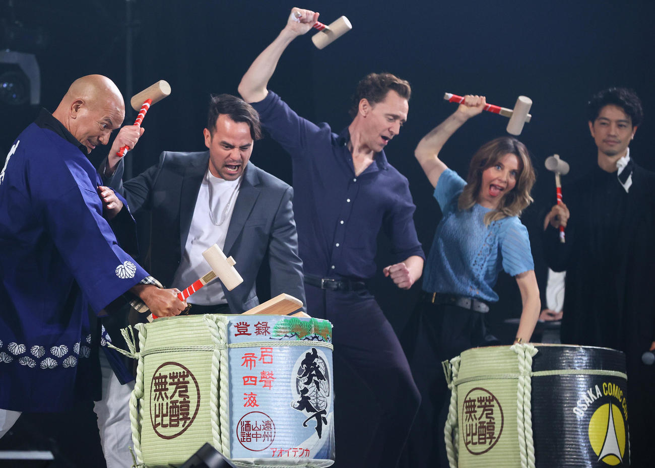 大阪コミコン2024で鏡開きを楽しむムエラ・モリソン、ダニエル・ローガン、トム・ヒドルストン、ソフィア・ディ・マルティーノ、アンバサダーの斎藤工（撮影・上山淳一）