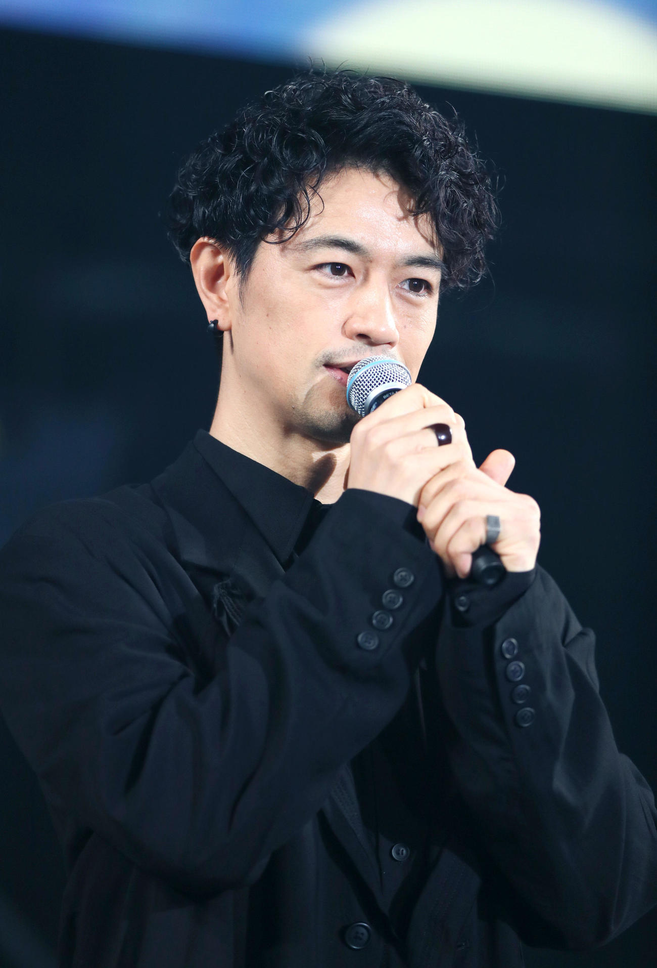 大阪コミコン2024の開幕を宣言するアンバサダーの斎藤工（撮影・上山淳一）