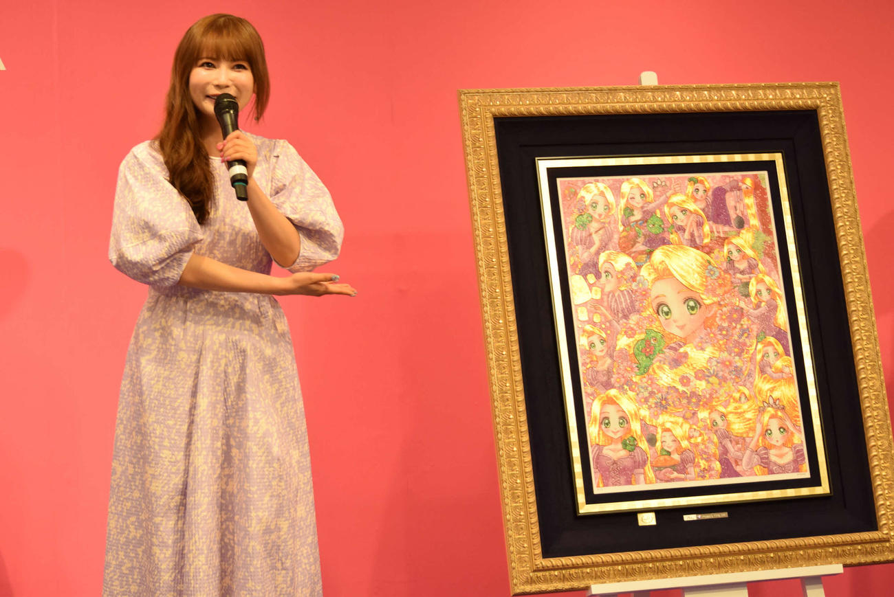 スペシャルファインアートの価格にビックリする中川翔子（撮影・阪口孝志）