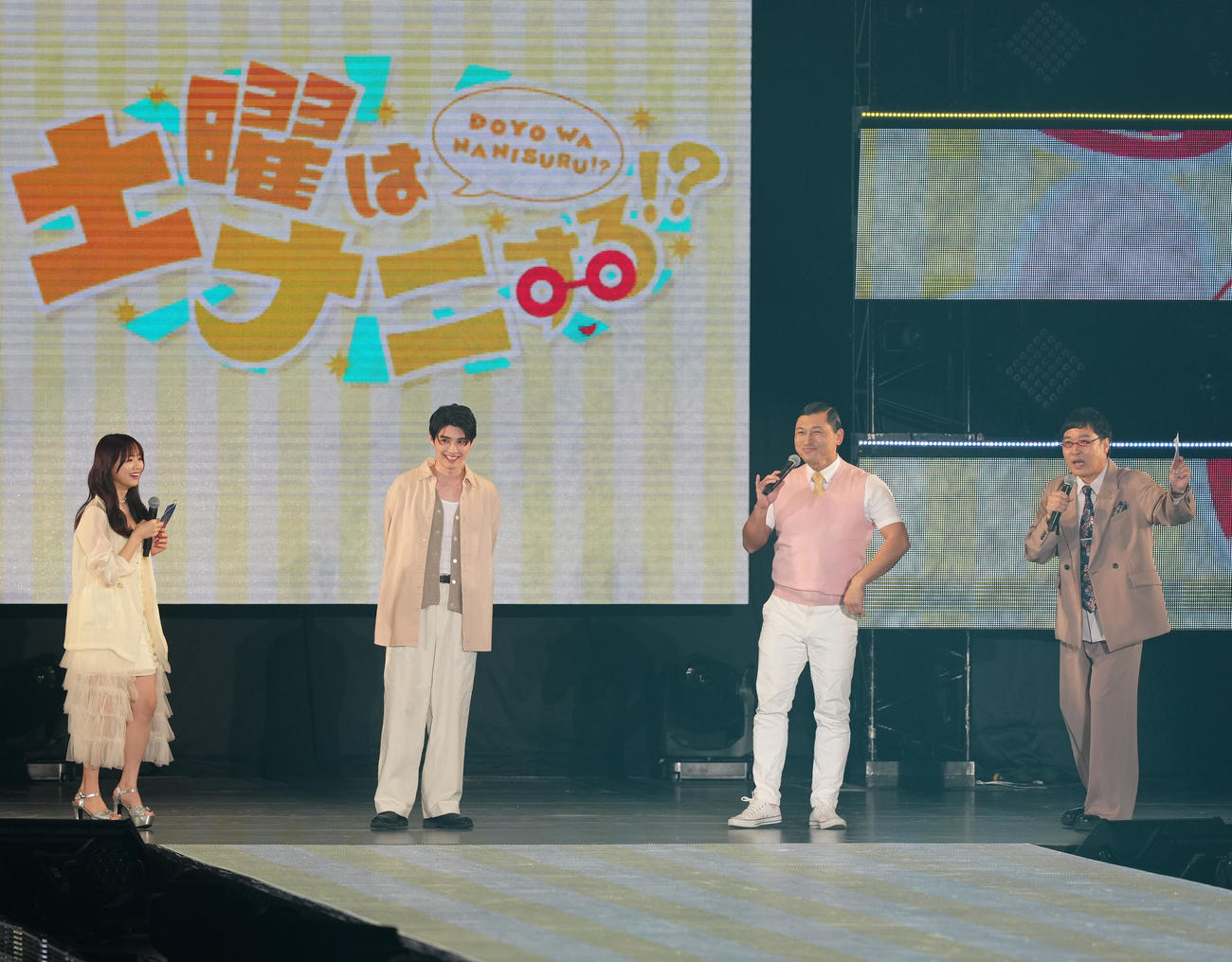 「Rakuten GirlsAward 2024 S／S」に登場する本田響矢（中央左）とオードリーの春日俊彰（同右）。左端はMCの森香澄、右端は同南海キャンディーズの山里亮太（撮影・江口和貴）