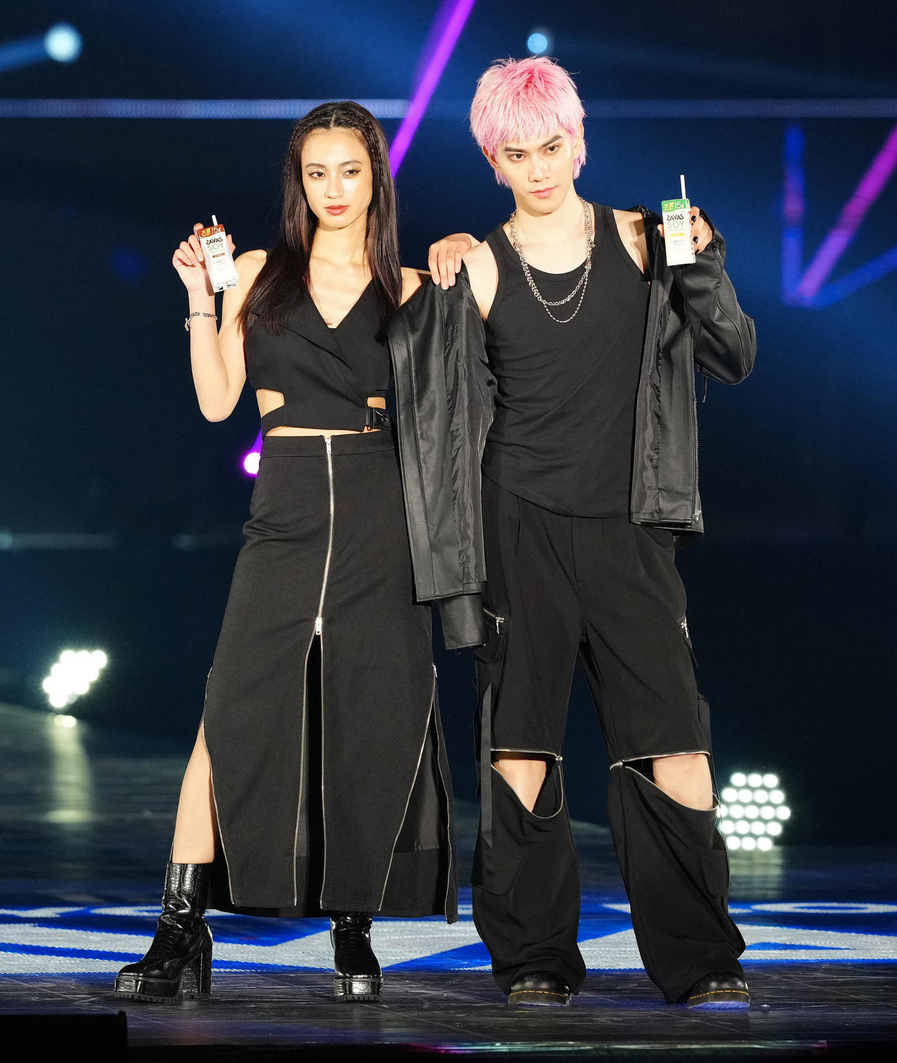 「Rakuten GirlsAward 2024 S／S」に登場する玖瑠実（左）と井上ヤマト（撮影・江口和貴）