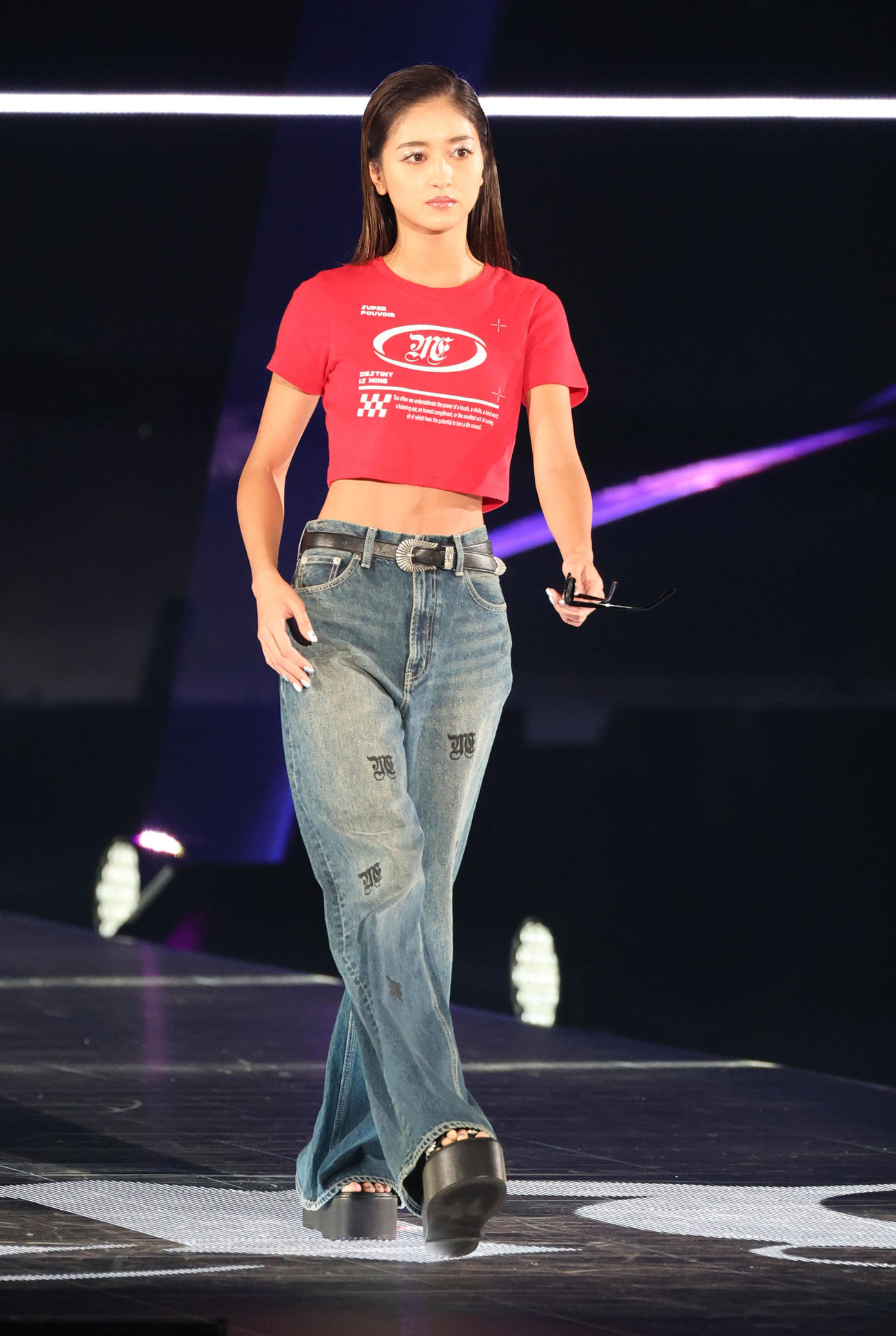 ランウエーを歩く池田美優（撮影・中島郁夫）