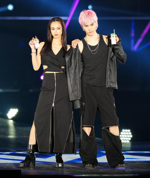 「Rakuten GirlsAward 2024 S/S」に登場する玖瑠実(左)と井上ヤマト(撮影・江口和貴)