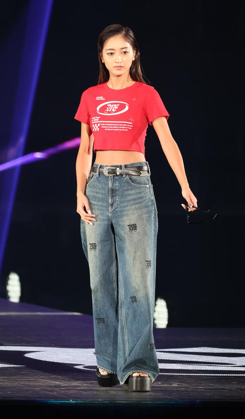 ランウエーを歩く池田美優(撮影・中島郁夫)