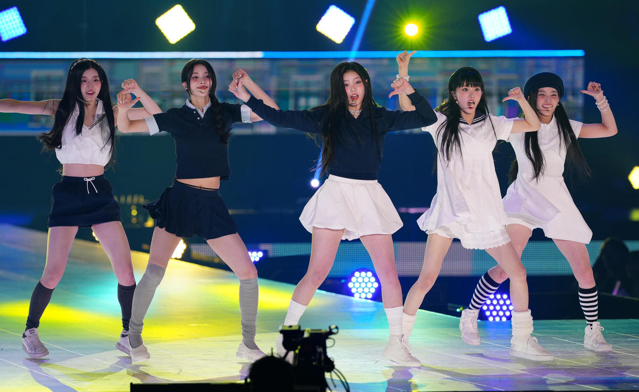 「Rakuten GirlsAward 2024 S／S」でパフォーマンスするILLIT（撮影・江口和貴）