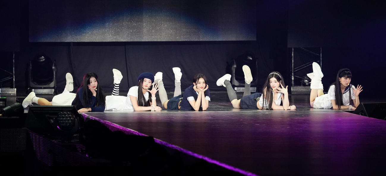 「Rakuten GirlsAward 2024 S／S」でパフォーマンスするILLIT（撮影・江口和貴）