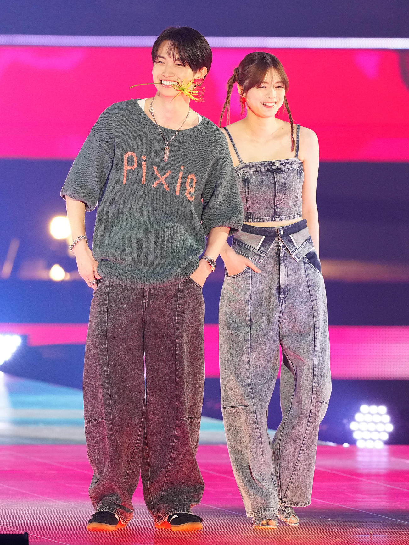 「Rakuten GirlsAward 2024 S／S」に登場する綱啓永（左）と紺野彩夏（撮影・江口和貴）
