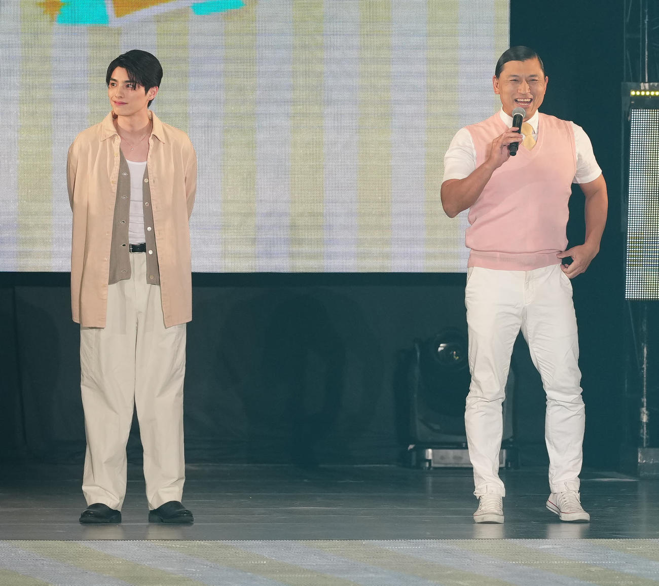 「Rakuten GirlsAward 2024 S／S」に登場する本田響矢（左）とオードリーの春日俊彰（撮影・江口和貴）