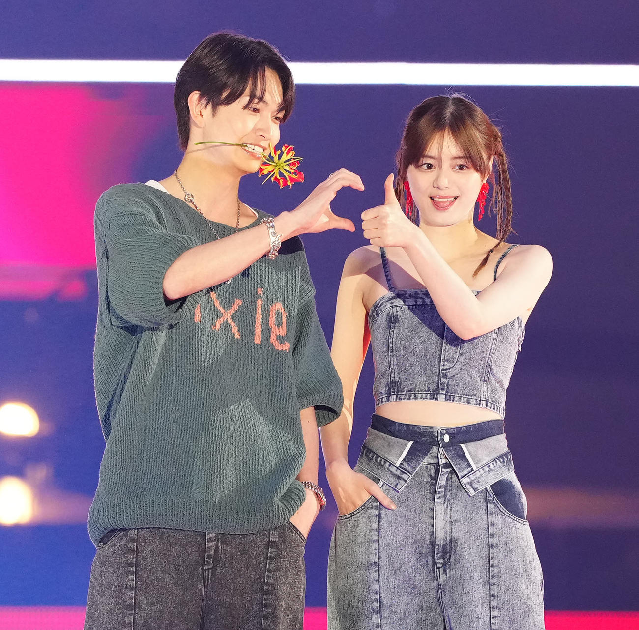 「Rakuten GirlsAward 2024 S／S」に登場する綱啓永（左）と紺野彩夏（撮影・江口和貴）