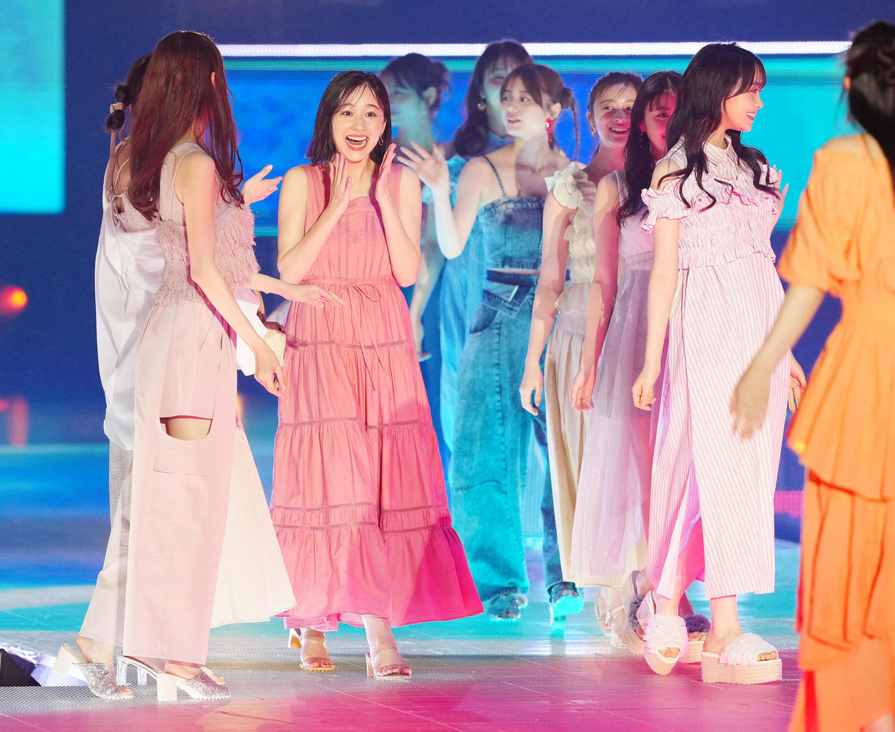 「Rakuten GirlsAward 2024 S／S」に登場する堀田真由（左から3人目）（撮影・江口和貴）