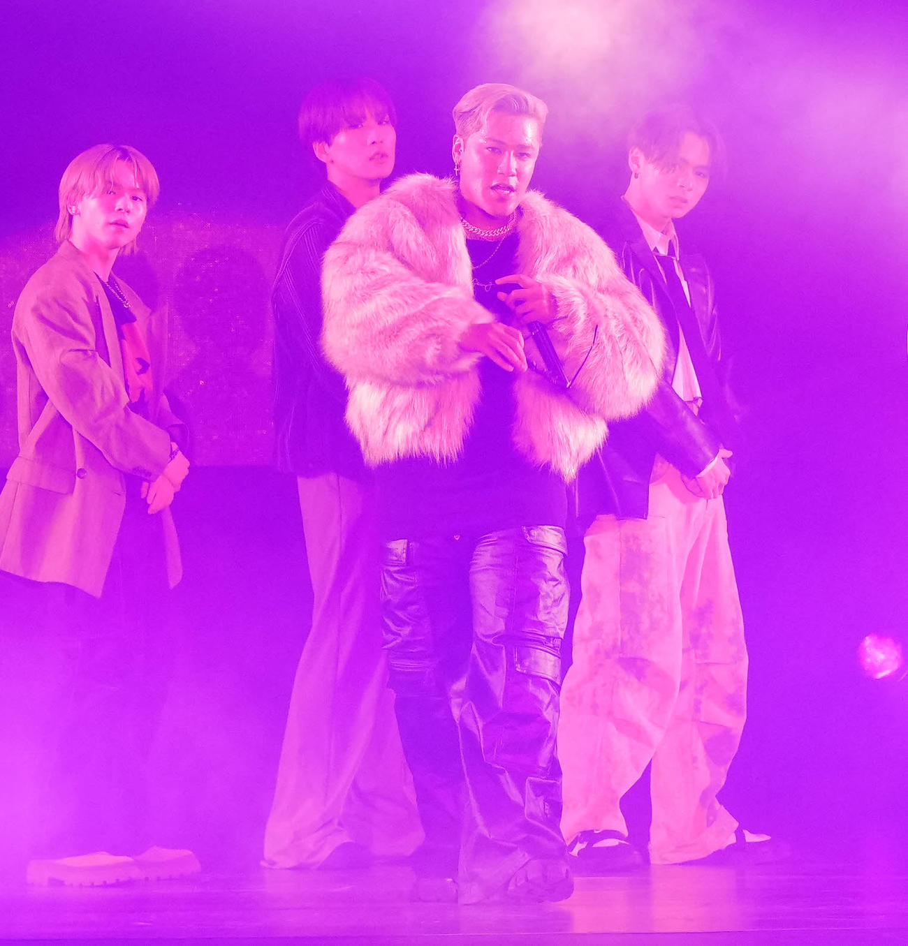 「Rakuten GirlsAward 2024 S／S」に登場するCrazyBoy（中央）（撮影・江口和貴）