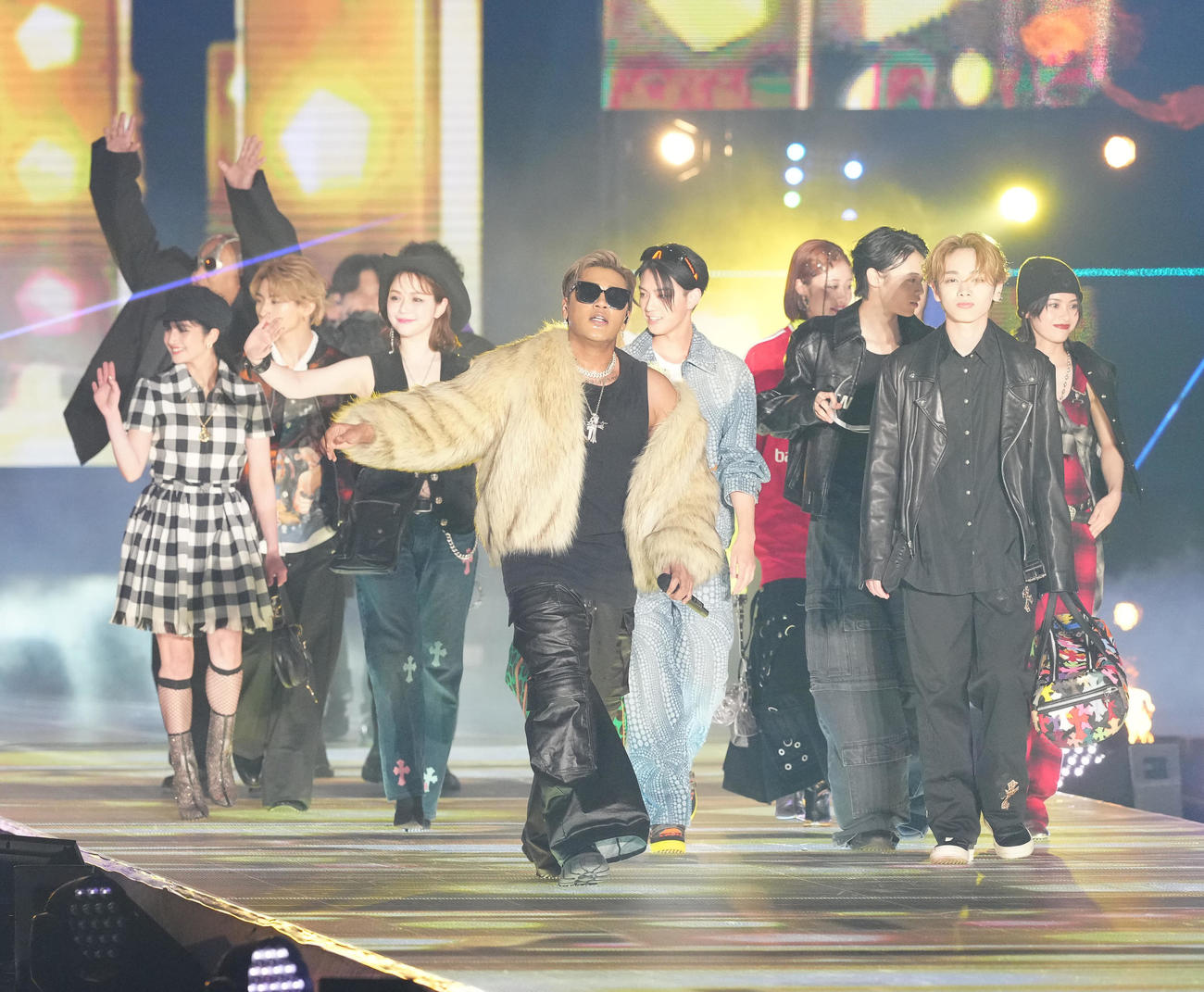 「Rakuten GirlsAward 2024 S／S」に登場するCrazyBoy（中央）ら（撮影・江口和貴）