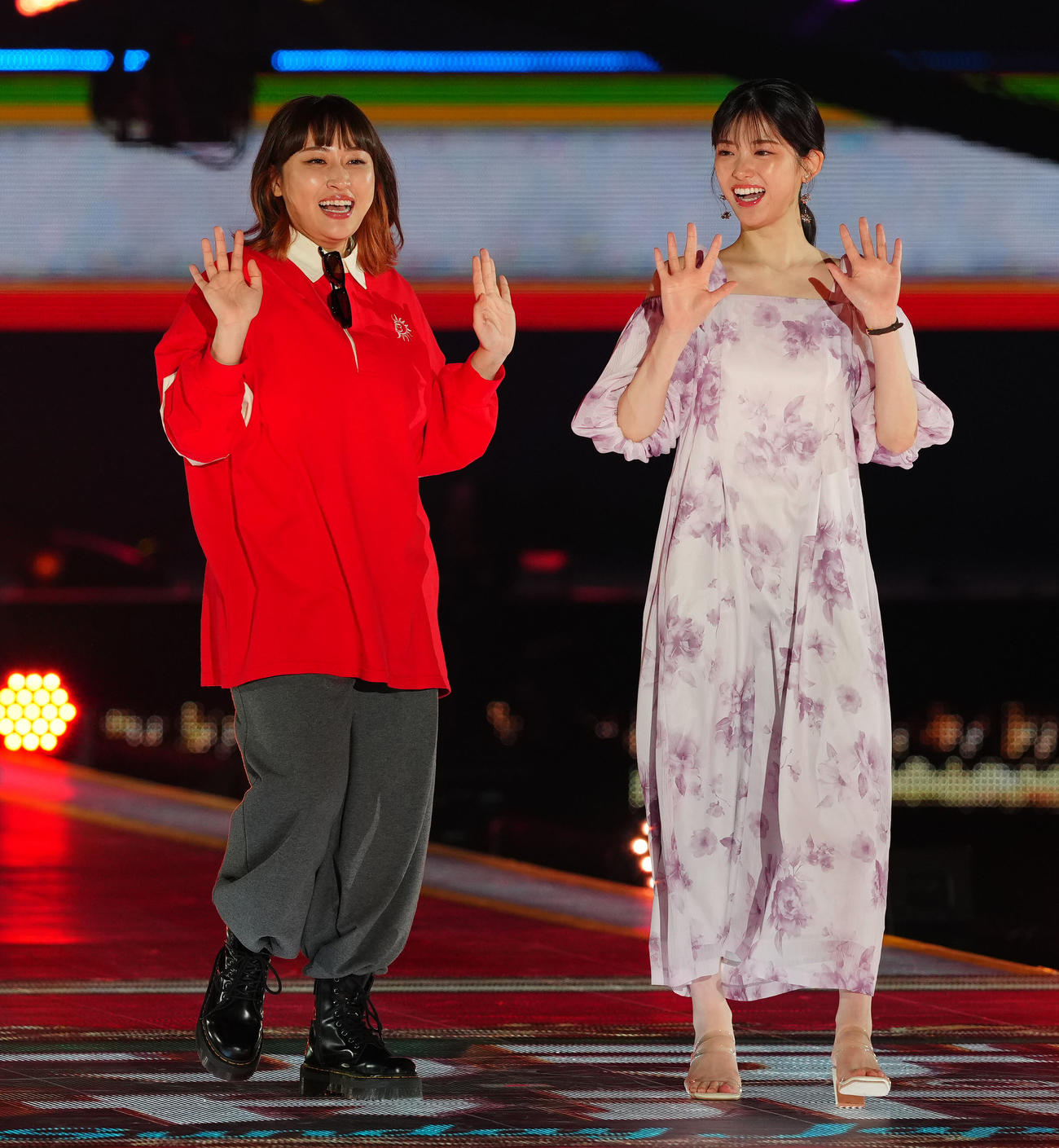 「Rakuten GirlsAward 2024 S／S」に登場する丸山礼（左）と松村沙友理（撮影・江口和貴）