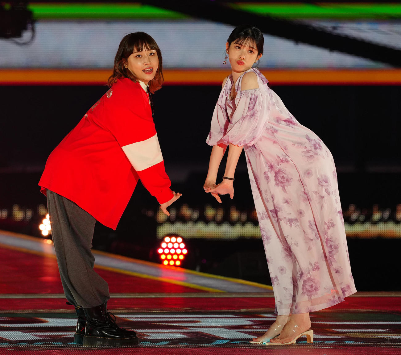 「Rakuten GirlsAward 2024 S／S」に登場する丸山礼（左）と松村沙友理（撮影・江口和貴）