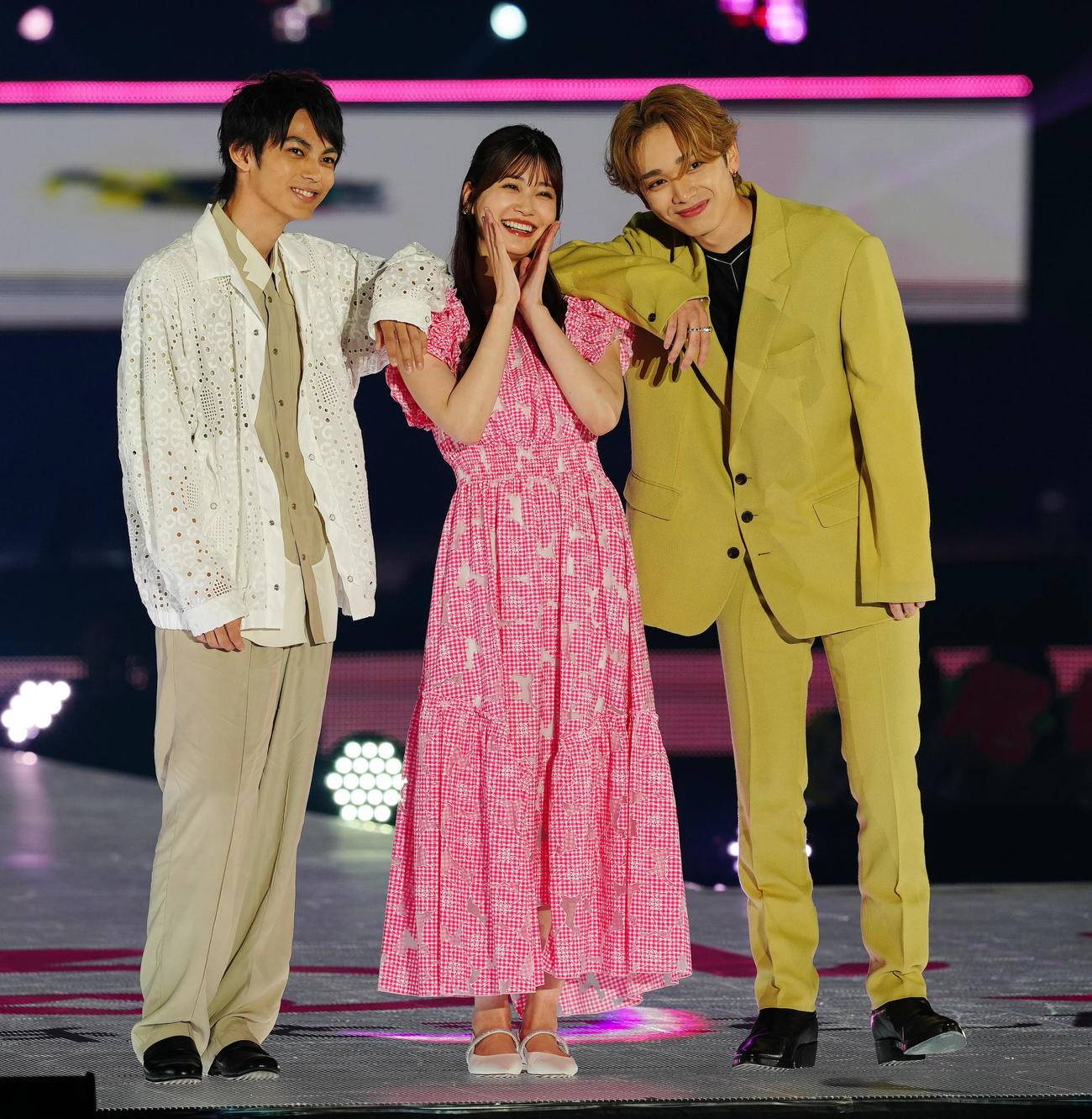 「Rakuten GirlsAward 2024 S／S」に登場する、左から神尾楓珠、生見愛瑠、宮世琉弥（撮影・江口和貴）