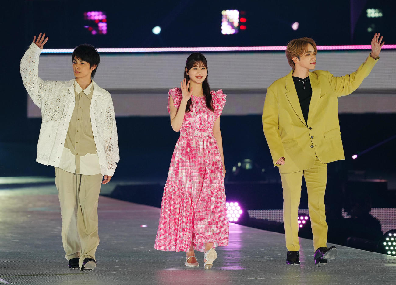 「Rakuten GirlsAward 2024 S／S」に登場する、左から神尾楓珠、生見愛瑠、宮世琉弥（撮影・江口和貴）