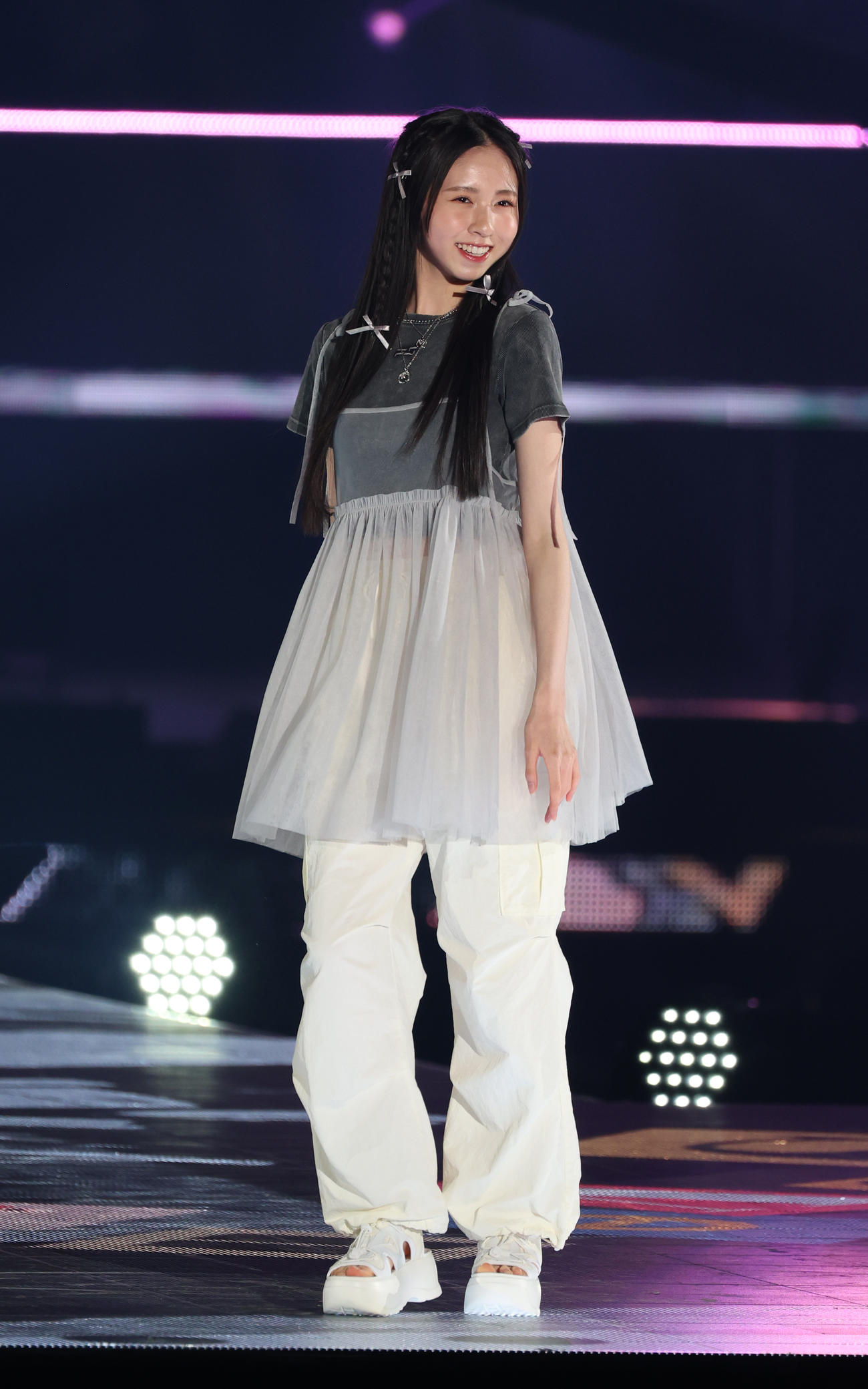 ランウエーを歩く入江美沙希（撮影・中島郁夫）