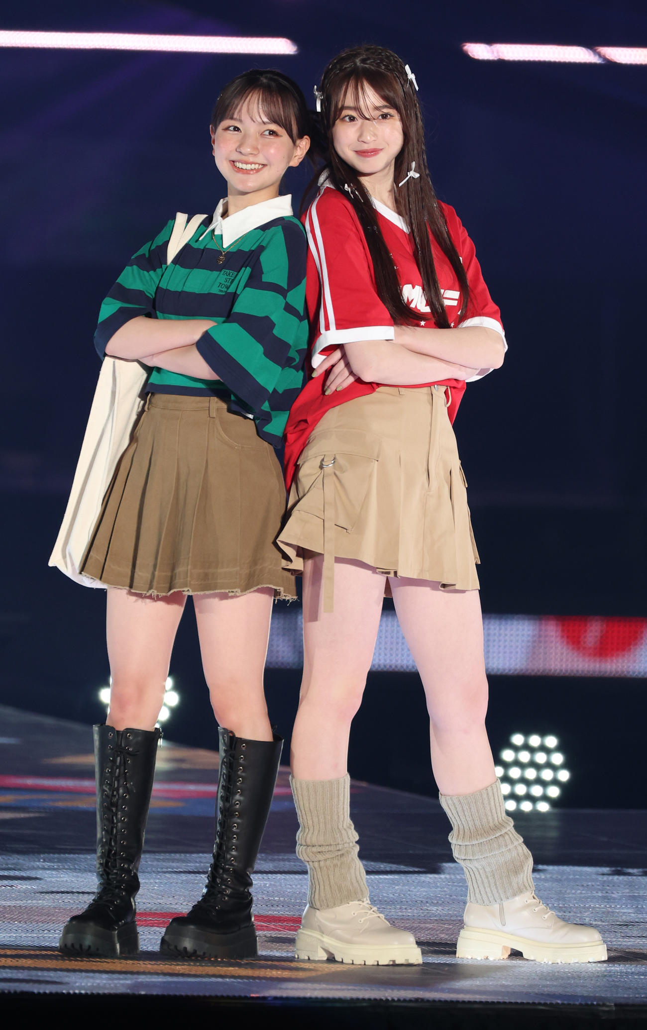 ランウエーを歩く河村ここあ（左）と葛西杏也菜（撮影・中島郁夫）
